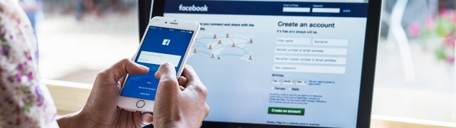 Facebooku se letos lepí smůla na paty