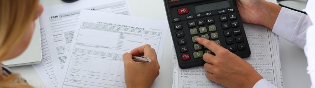 Výdaje na platy státních zaměstnanců se vymykají kontrole