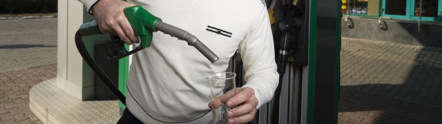 Cena benzínu vystoupala na letošní maximum a dál rychle roste