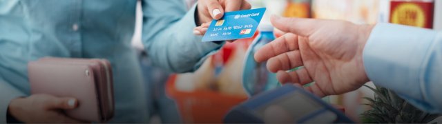 Lidé začínají utrácet. Nákupy se přesouvají na internet
