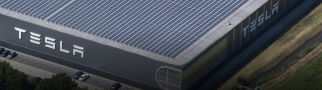 Tesla kritizuje byrokracii v Německu, kde se chystá otevřít továrnu