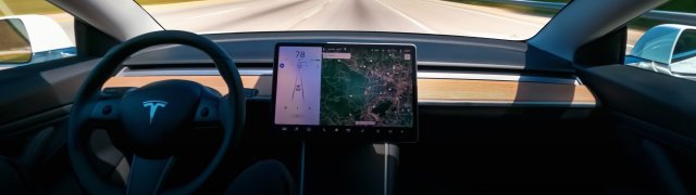 Americké úřady zkoumají deset smrtelných nehod vozů Tesla od roku 2016