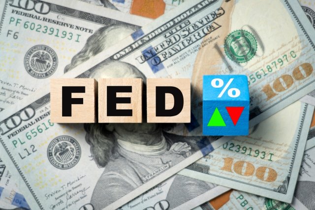 Americké akcie ve středu mírně posílily, když červencová inflace podpořila očekávání, že Fed na zářijovém zasedání ponechá sazby beze změny