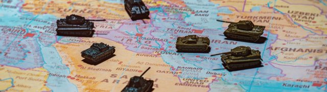 Hlavním tématem dne byla prudká eskalace rétoriky Donalda Trumpa vůči Iránu