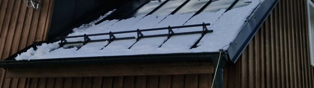 Padající sníh a led ze střech: kdo zodpovídá a jak se chránit před škodami