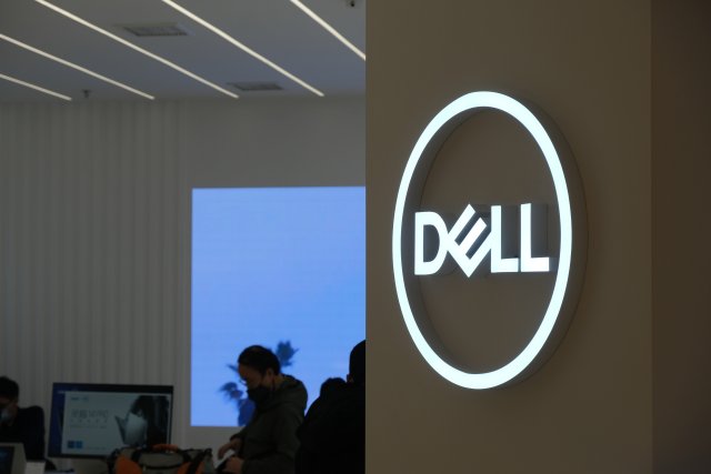 Společnost Dell překonala očekávání a zvyšuje výhled: servery s umělou inteligencí přinesly rekordní objednávky v hodnotě 60,9 mld. USD