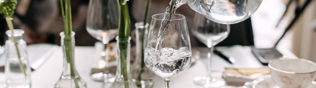 Kvůli vodě gratis mohou zdražit jídla