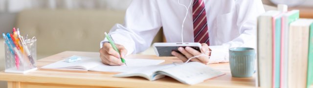 Vysokoškoláci vydělávají o desítky procent více: Nová analýza ukazuje, že vysoká škola se vyplatí