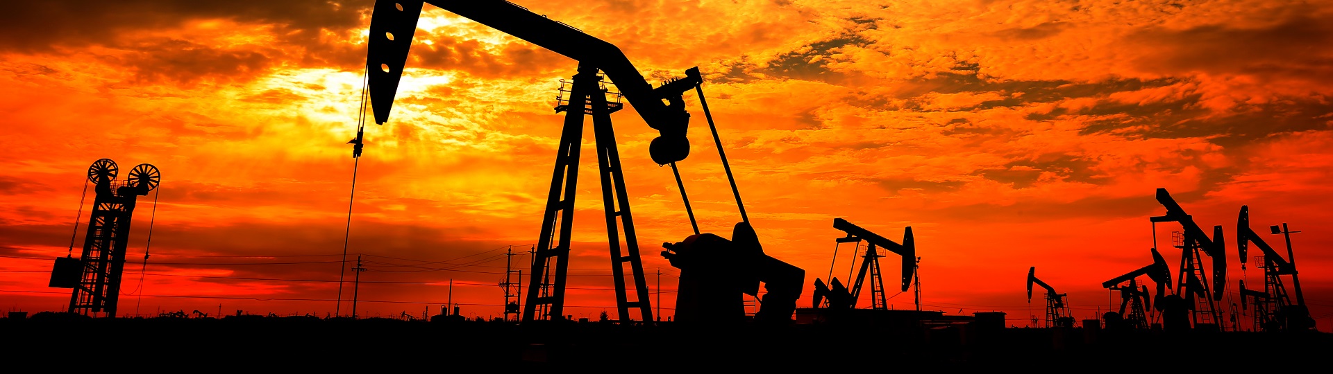 Cena ropy se propadla na roční minimum