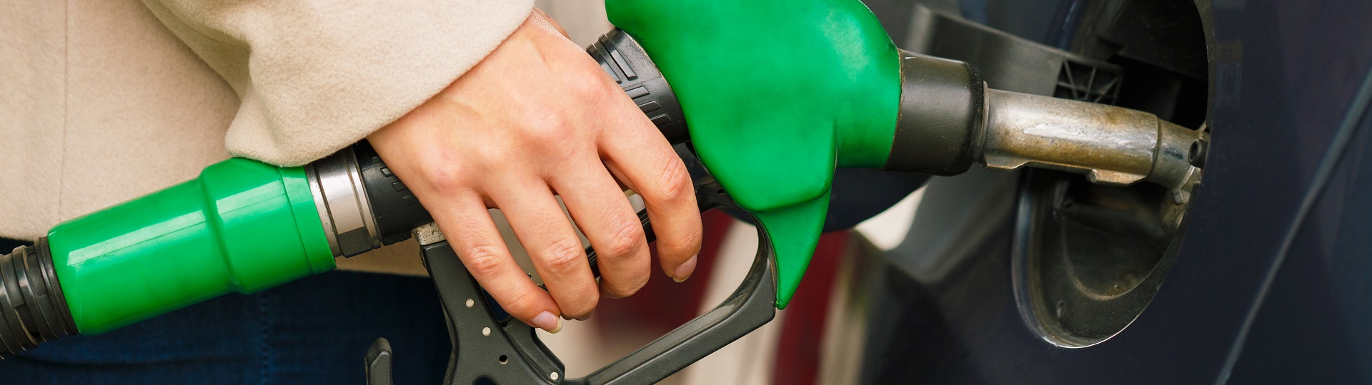 Prudké snižování cen benzínu a nafty pokračuje