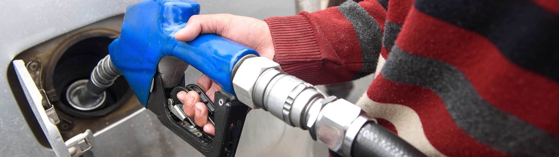 Propad cen benzínu a nafty nebere konce