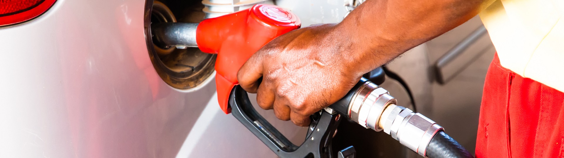 Řidiči šetří více než korunu na litru benzínu i nafty