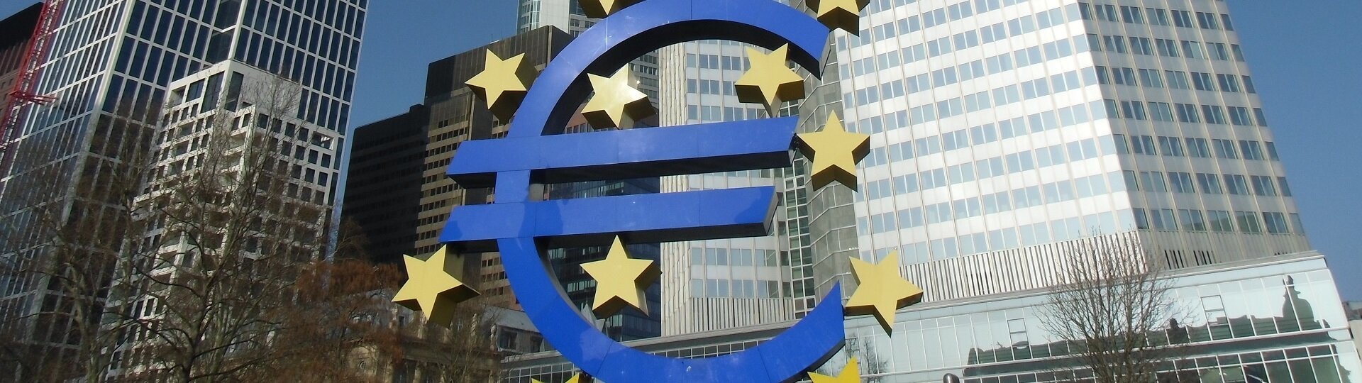 ECB snižuje sazby a obnovuje nákupy dluhopisů