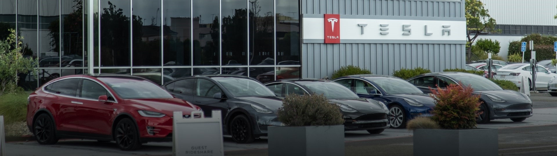 Tesla by letos mohla vyrobit půl milionu vozů
