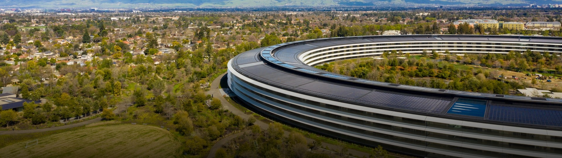 Apple kvůli koronaviru odkládá návrat do kanceláří nejméně o měsíc