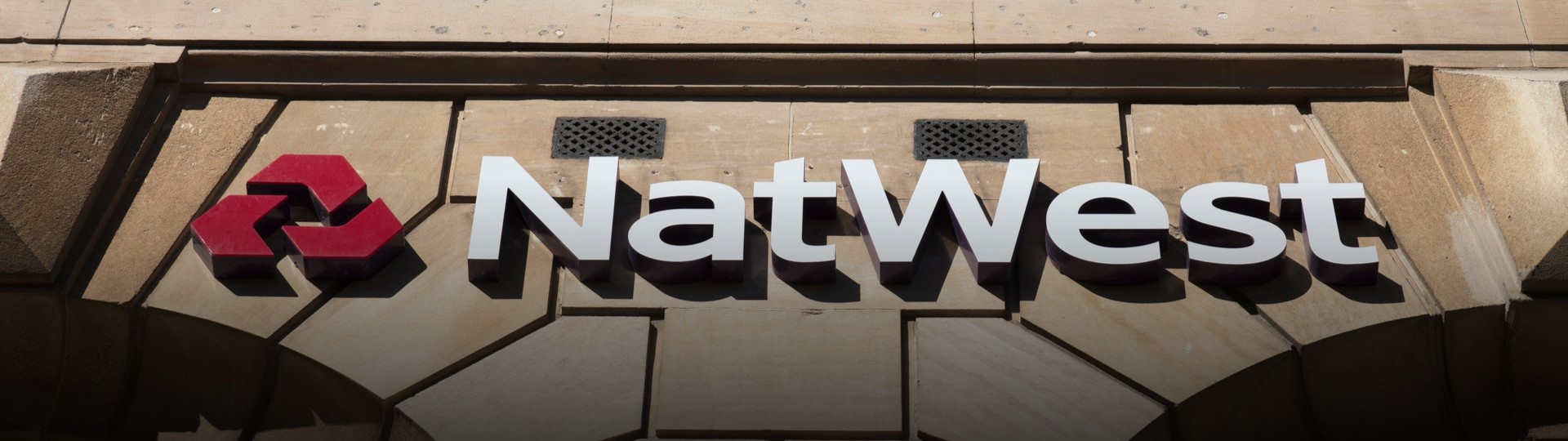 Britská vláda prodá podíl až 15 procent v bance NatWest