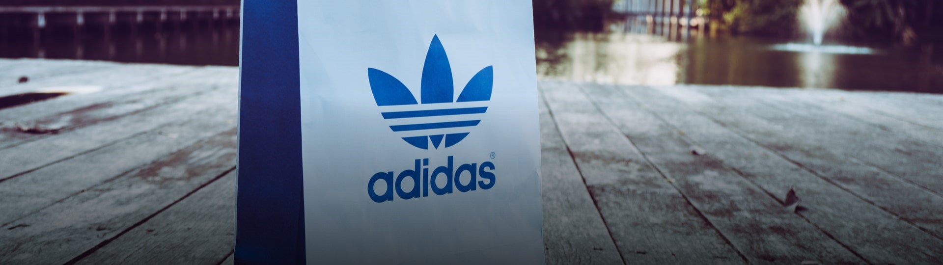 Adidas se díky růstu tržeb vrátil ve čtvrtletí k zisku