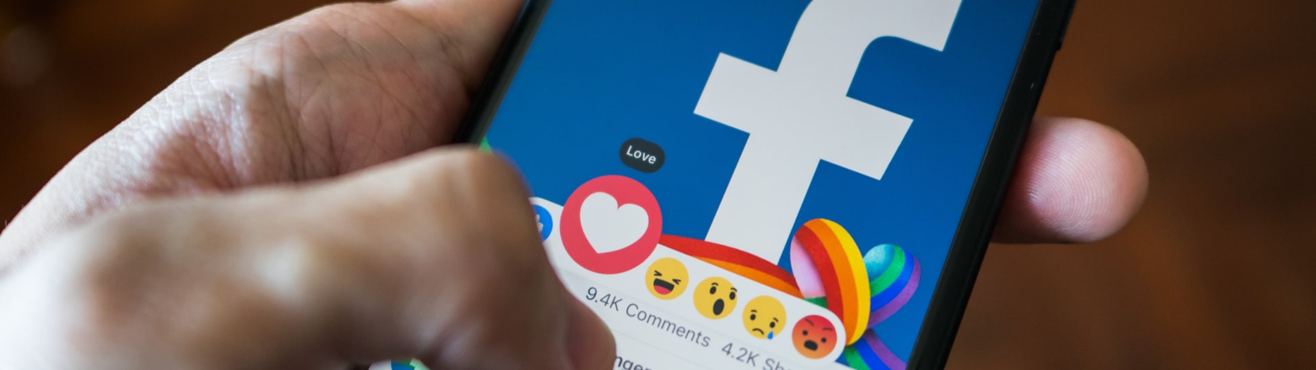 Facebook podle své bývalé zaměstnankyně oslabuje demokracii a poškozuje děti