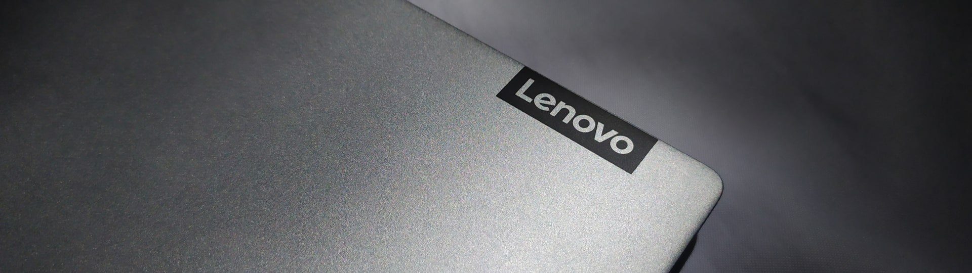 Čistý zisk výrobce počítačů Lenovo stoupl o 65 procent
