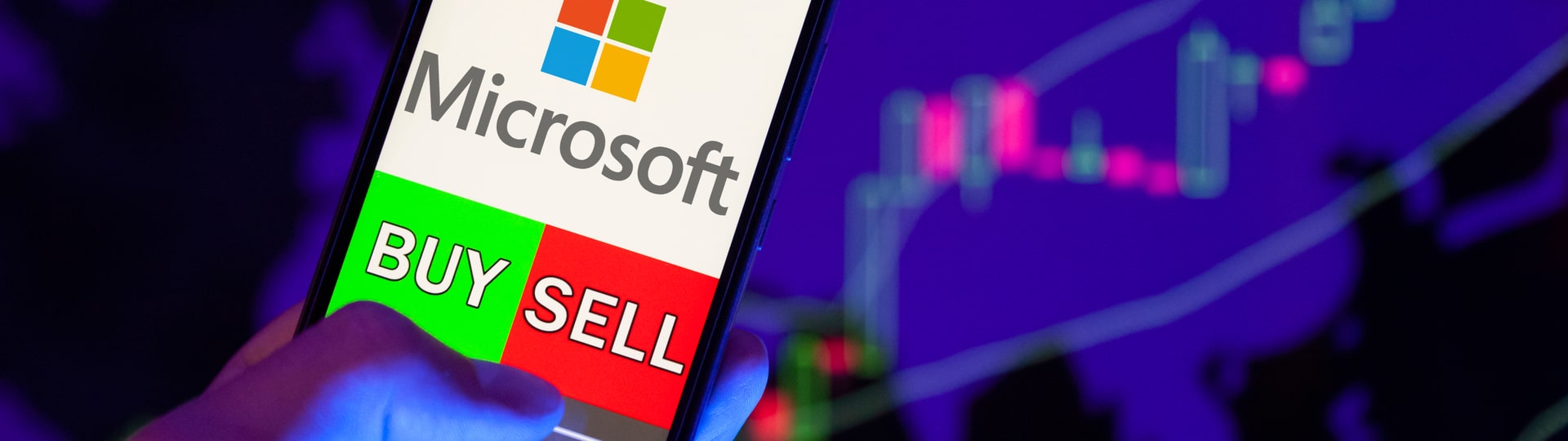 Šéf Microsoftu prodal téměř polovinu svých firemních akcií
