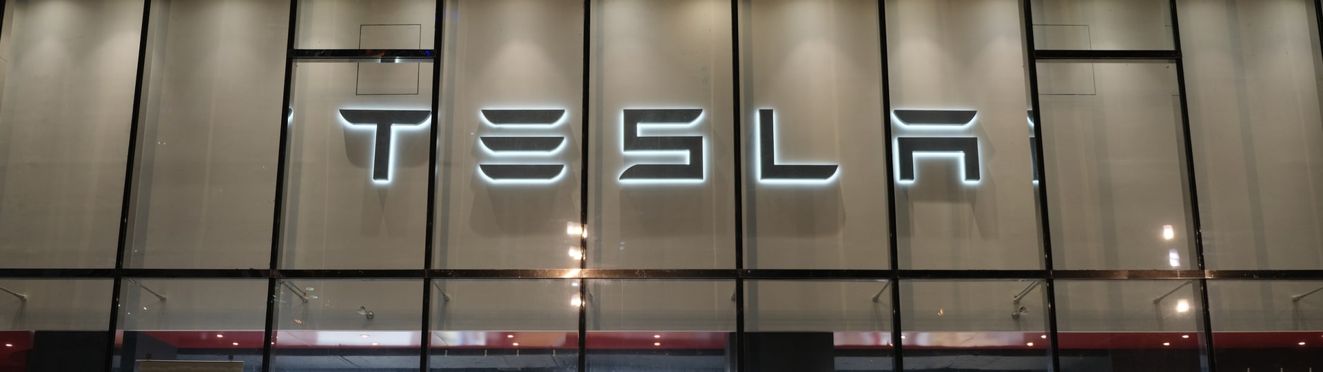 Tesla čelí kritice kvůli otevření nové prodejny v čínské oblasti Sin-ťiang