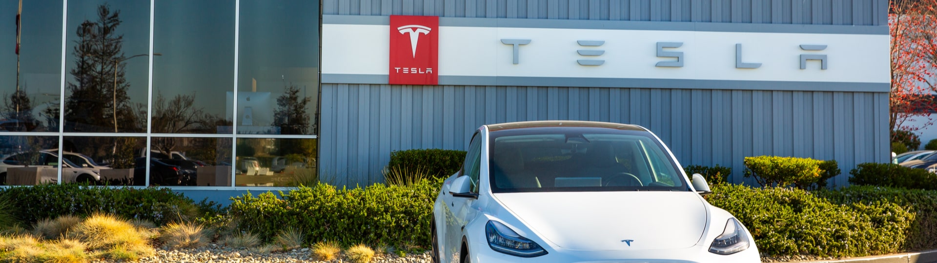 Zisk i tržby automobilky Tesla překonaly odhady