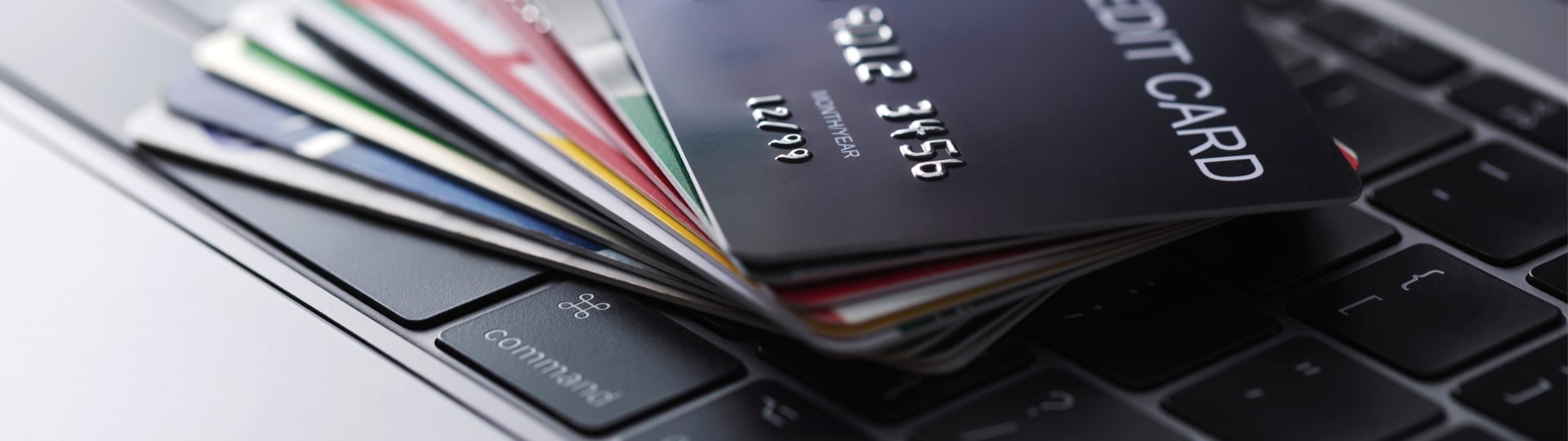 Počet transakcí platebními kartami v 1. pololetí stoupl o 40 procent