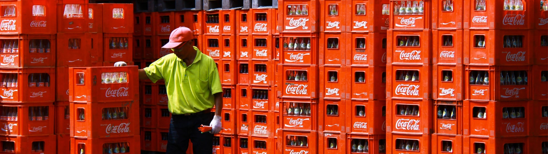Coca-Cole v ČR a na Slovensku klesl druhým rokem zisk