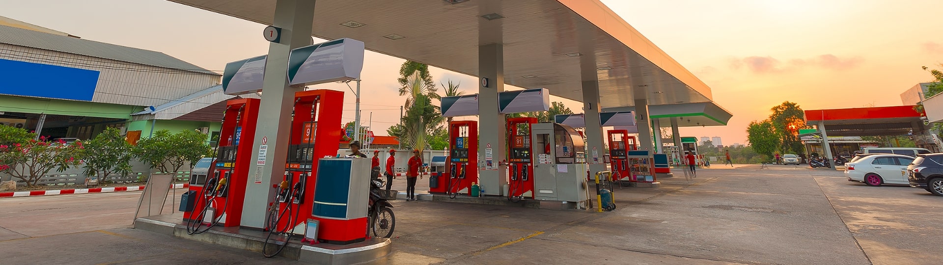Ceny na čerpacích stanicích začaly klesat. Výraznějšímu snížení cen brání slabá koruna