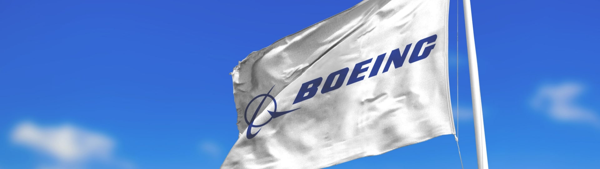 Boeing loni snížil ztrátu více než o polovinu