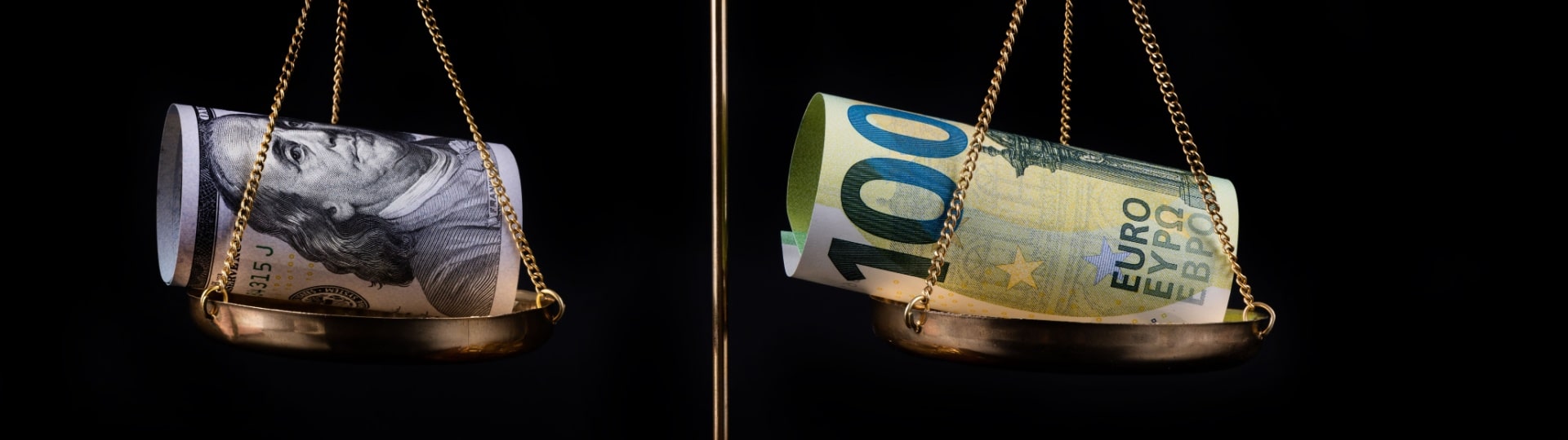 Proč euro zlevňuje a americký dolar zdražuje?